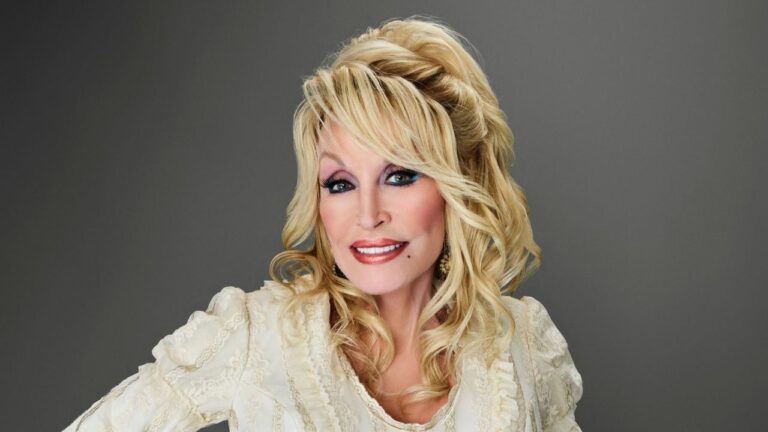 dolly-parton-reimagines-halloween-decor-with-chic-pumpkin-displays