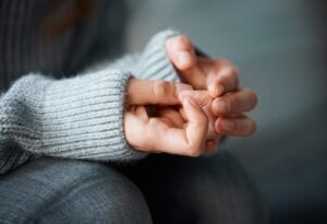 hand-signal-empowers-domestic-violence-victims-to-seek-help