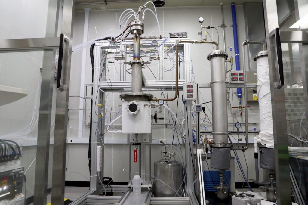 hydrogen-powered-torch-instantly-converts-plastic-waste-revolutionizing-recycling