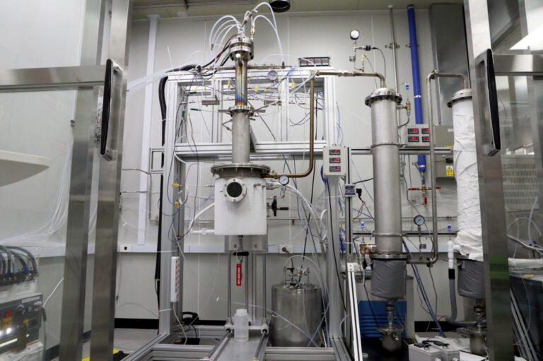 hydrogen-powered-torch-instantly-converts-plastic-waste-revolutionizing-recycling