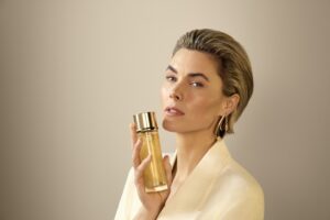 la-prairie-unveils-pure-gold-revitalizing-essence-for-radiant-skin