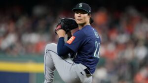 mariners-bryan-woo-exits-game-after-warmup-pitches-in-6th