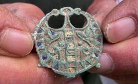 metal-detector-enthusiast-discovers-rare-2-000-year-old-brooch