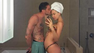 pete-davidson-and-elsie-hewitt-celebrate-baby-bump-on-vacation