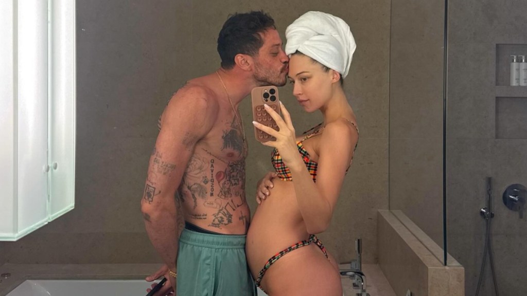 pete-davidson-and-elsie-hewitt-celebrate-baby-bump-on-vacation