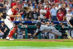 phillies-fall-to-marlins-in-extra-innings-realmuto-injury-concerns