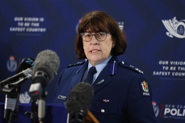 police-shoot-fugitive-father-in-new-zealand-children-rescued