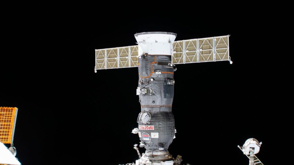 russia-launches-2-8-tons-of-cargo-to-iss-with-progress-93