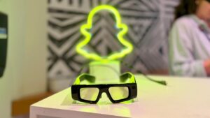 snap-unveils-major-overhaul-of-smart-glasses-os-to-compete-with-meta