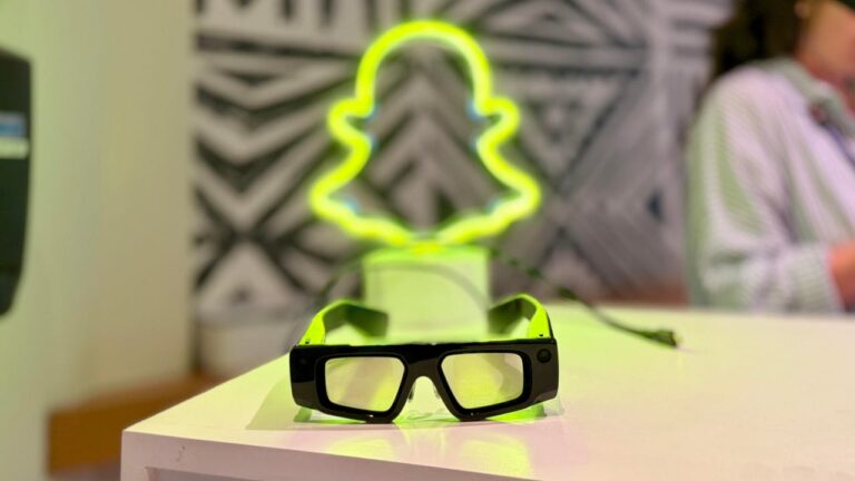 snap-unveils-major-overhaul-of-smart-glasses-os-to-compete-with-meta