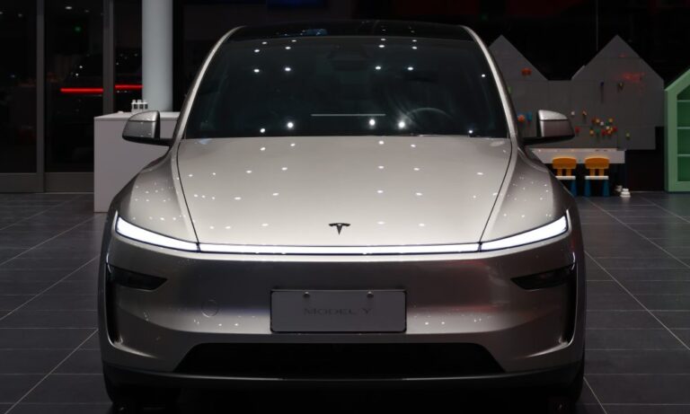 tesla-model-y-l-surges-with-120-000-orders-in-just-weeks