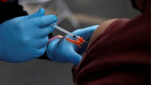 u-s-vaccine-advisers-shift-covid-recommendations-after-divisive-vote