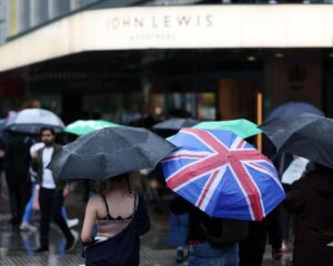 uk-job-market-shows-signs-of-slowdown-despite-high-wage-growth