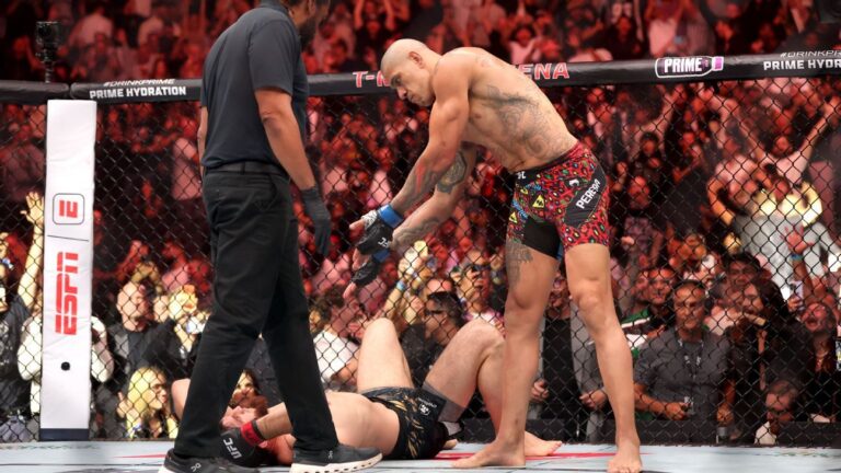 alex-pereira-shocks-with-80-second-tko-to-reclaim-title-at-ufc-320