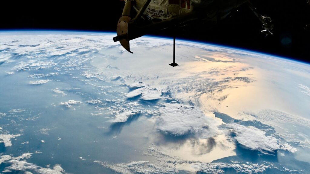 astronauts-continue-research-on-iss-amid-u-s-government-shutdown