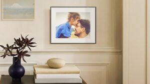 aura-unveils-innovative-cordless-e-paper-photo-frame