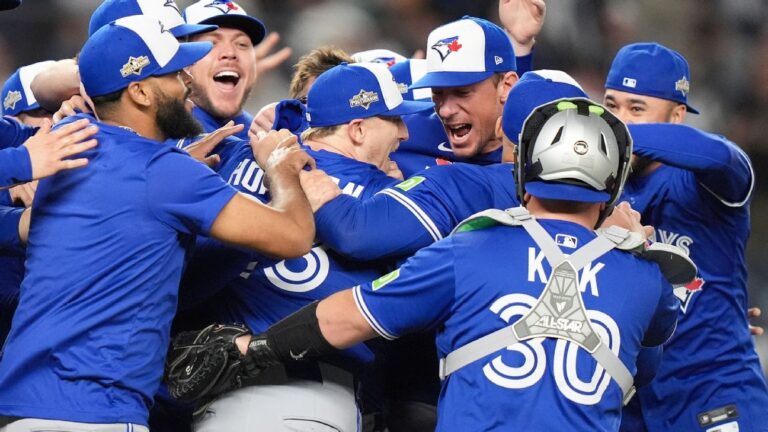 blue-jays-defeat-yankees-5-2-advance-to-alcs-for-first-time-since-2016