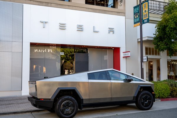 cybertruck-sales-plunge-62-6-in-q3-amid-ev-market-surge