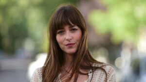 dakota-johnson-s-living-room-redesign-mid-century-style-transformed