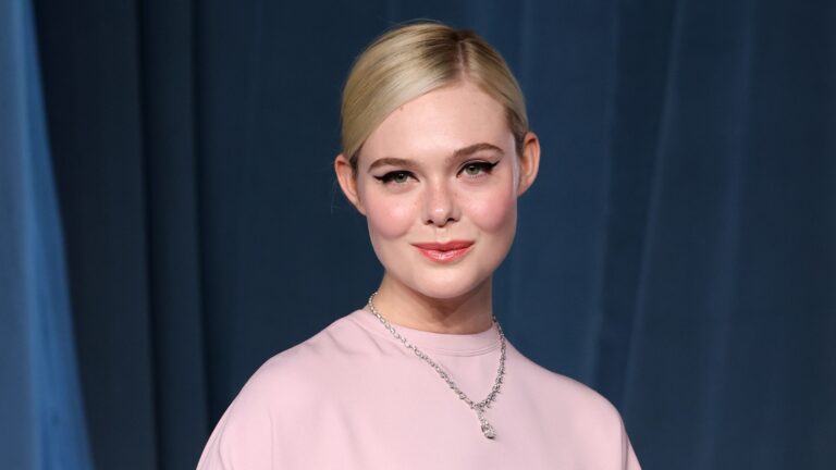 elle-fanning-receives-warm-wishes-from-elizabeth-banks-for-effie-role