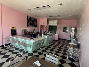 family-launches-1950s-themed-ice-cream-parlor-in-central