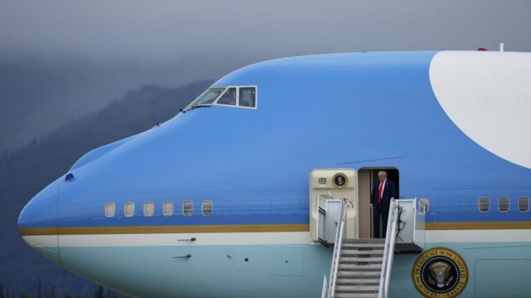 fbi-investigates-elevated-hunting-stand-near-air-force-one