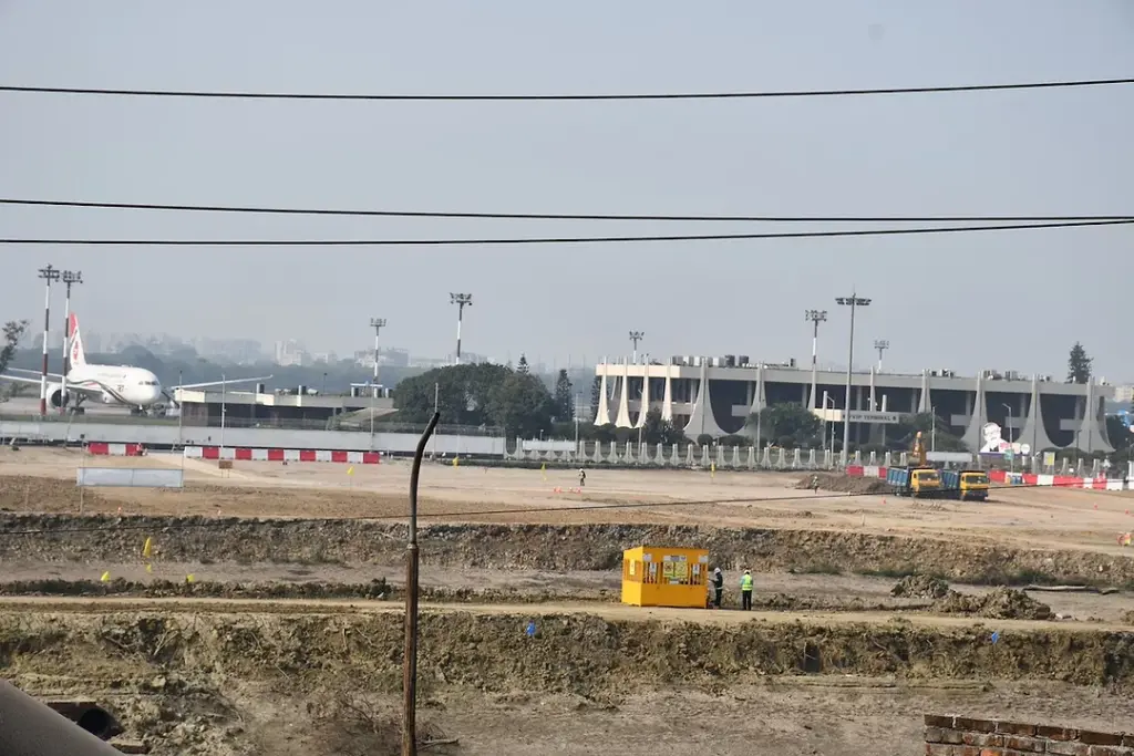 fire-at-bangladesh-airport-threatens-1-billion-in-garment-losses