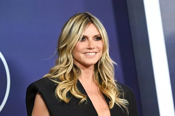 heidi-klum-stumbles-at-karl-lagerfeld-s-paris-fashion-week-bash