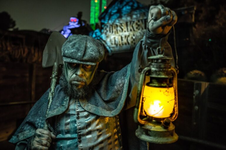 knott-s-scary-farm-unveils-interactive-lantern-for-haunting-fun
