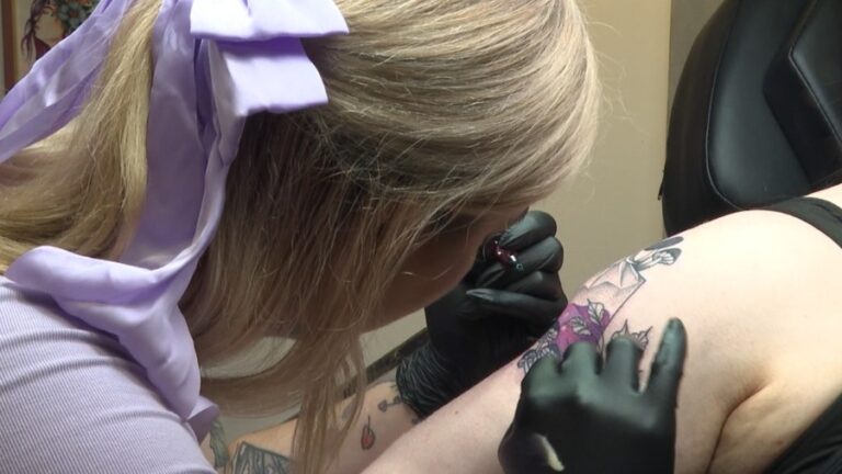 legally-blind-tattoo-artist-nicole-morrone-thrives-in-her-craft