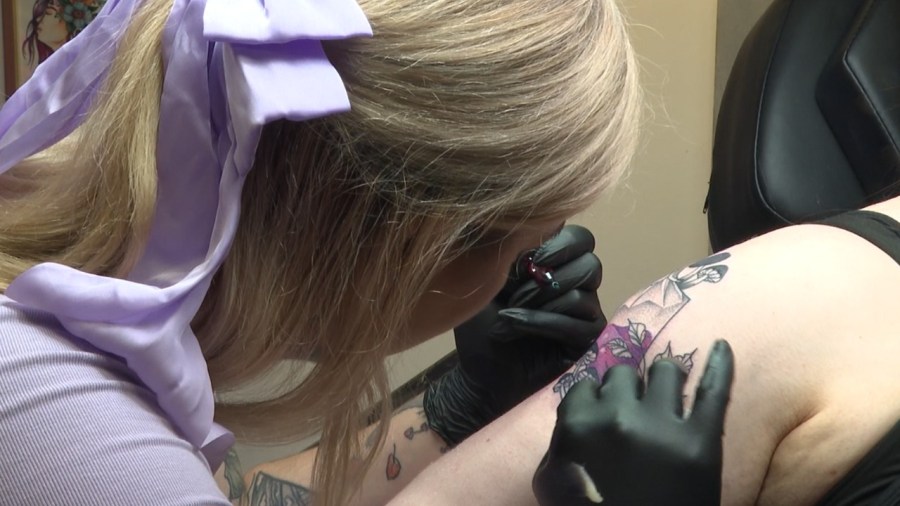 legally-blind-tattoo-artist-nicole-morrone-thrives-in-her-craft
