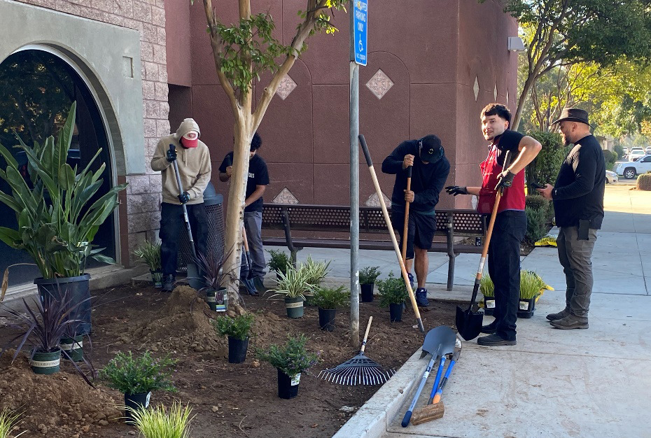 lowe-s-employees-transform-public-spaces-in-madera