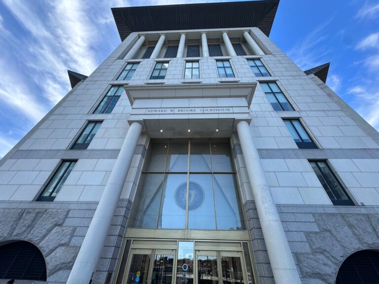 massachusetts-offers-2-500-bonuses-to-combat-court-crisis