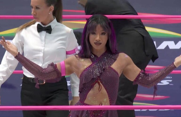mercedes-mone-honors-selena-quintanilla-at-cmll-show