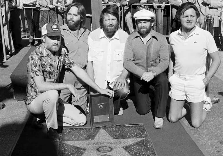 mike-love-emotional-tribute-to-brian-wilson-during-concert