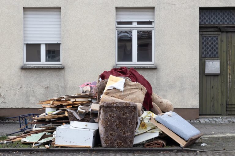 neighbors-untidy-habits-disrupt-longtime-resident-s-enjoyment