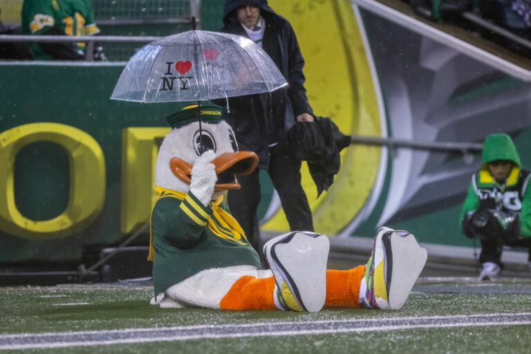 oregon-clinches-rain-soaked-21-7-victory-over-wisconsin
