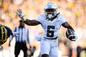 oregon-ducks-dominate-rutgers-with-6-touchdowns-whittington-shines