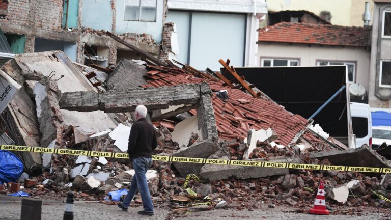 powerful-6-1-magnitude-earthquake-hits-turkey-chaos-ensues
