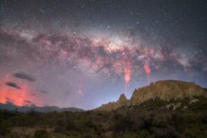 rare-red-lightning-captured-by-photographers-in-new-zealand