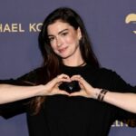 sabrina-carpenter-arrests-anne-hathaway-at-nyc-concert
