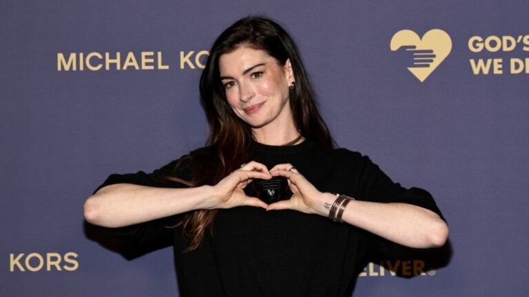 sabrina-carpenter-arrests-anne-hathaway-at-nyc-concert