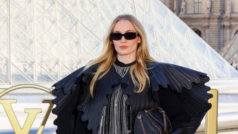 sophie-turner-dazzles-in-sculptural-jacket-at-louis-vuitton-show