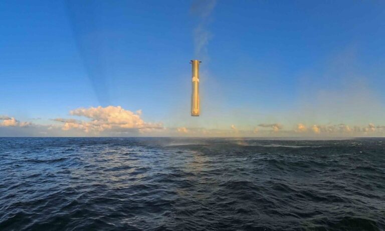 spacex-achieves-stunning-hover-with-starship-super-heavy-booster