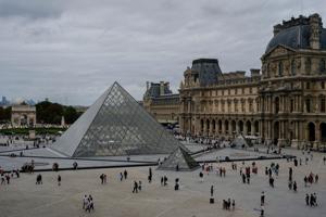 theft-at-louvre-museum-leads-to-immediate-closure-and-investigation