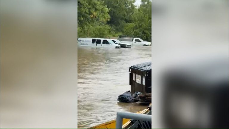urgent-flooding-hits-jeffersontown-ky-vehicles-submerged