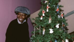 whoopi-goldberg-s-1980s-christmas-tree-sparks-holiday-decor-trend