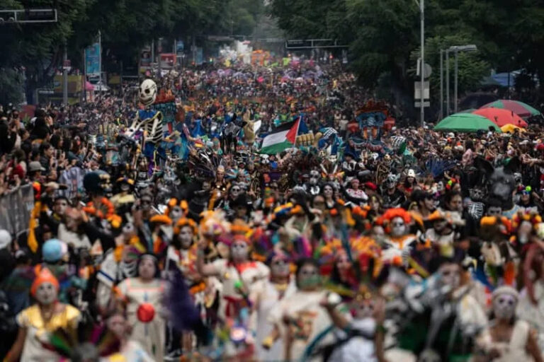 1-5-million-celebrate-day-of-the-dead-in-vibrant-mexico-city-parade