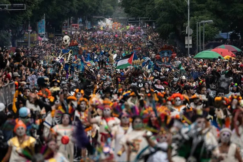 1-5-million-celebrate-day-of-the-dead-in-vibrant-mexico-city-parade