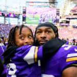 aaron-jones-shares-nfl-journey-with-son-while-grieving-father